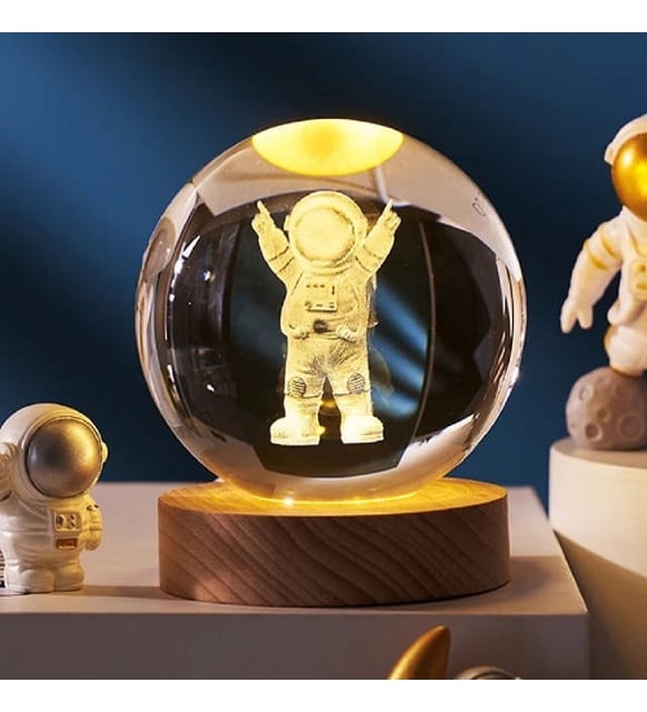 Mutlu Astronot Tasarımlı Işıklı Cam Küre