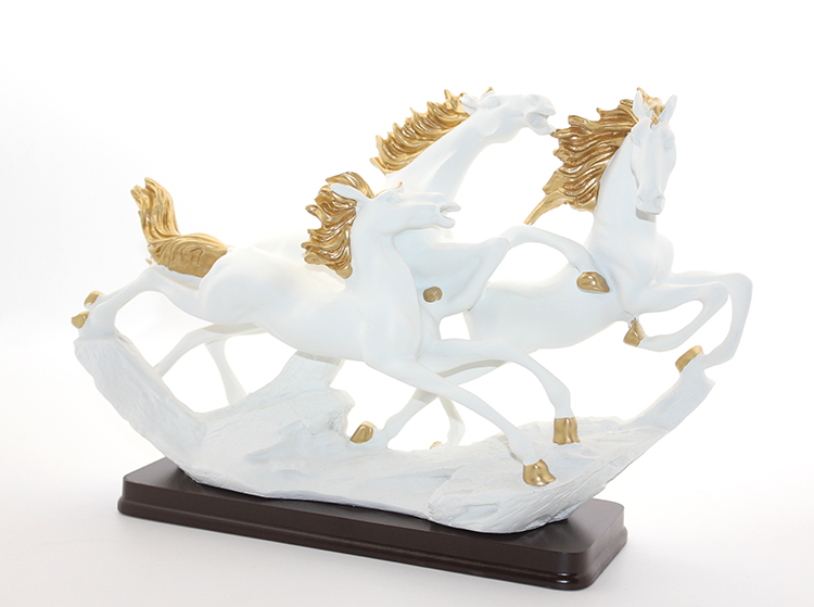 Polyester 3’lü Şahlanmış At Figürü