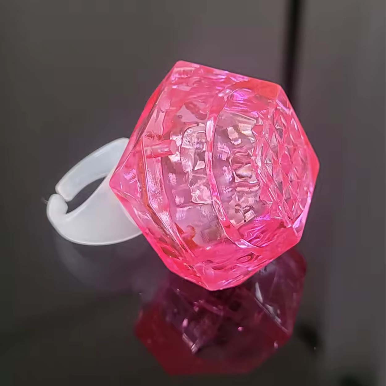 Kristal Tasarımlı Led Işıklı Pembe Yüzük