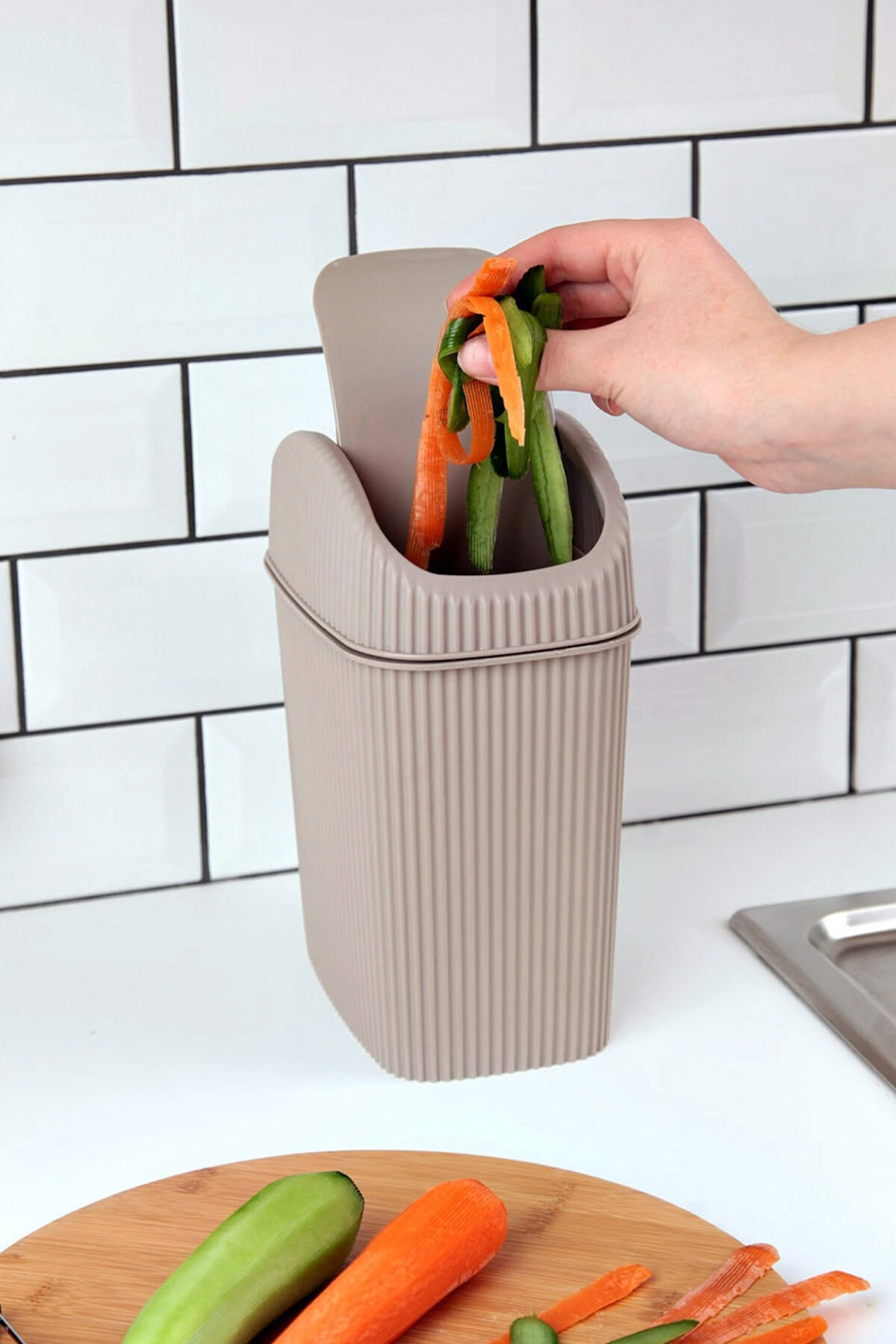 Biterse Mini Tezgah Üstü Luna Kapaklı Çöp Kovası 2,5 Litre