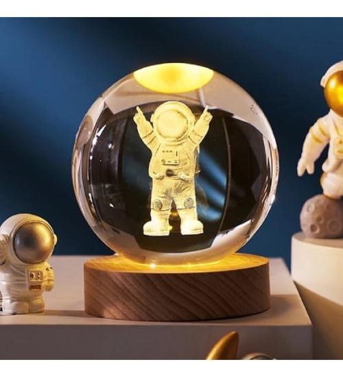 Mutlu Astronot Tasarımlı Işıklı Cam Küre