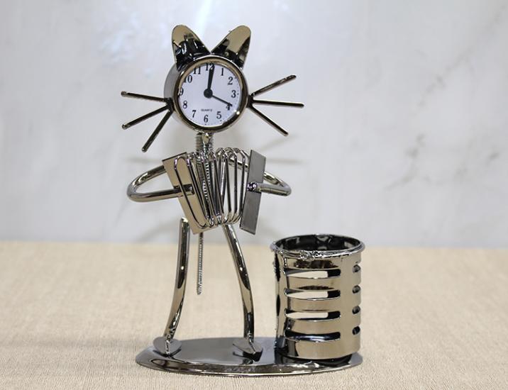 Metal Akordiyon Çalan Müzisyen Kedi Saat Ve Kalemlik